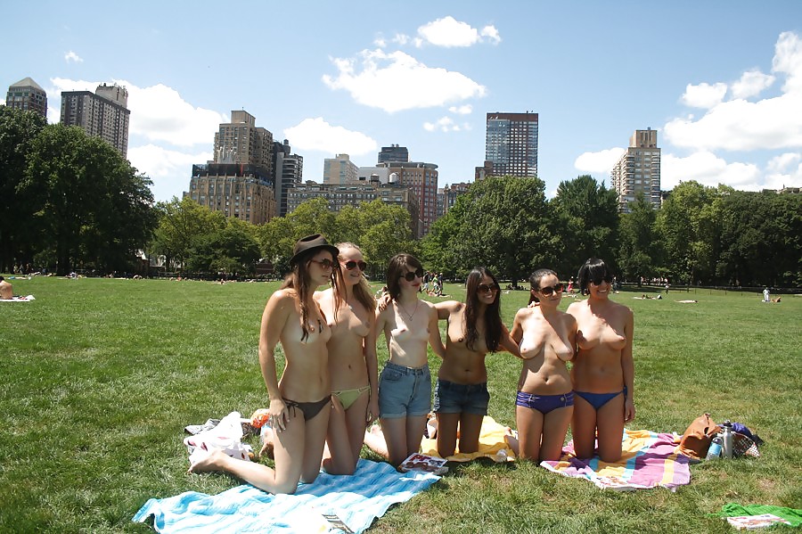 Chicas con poca ropa, sobre todo leyendo, sobre todo al aire libre
 #37332580
