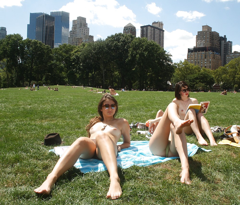 Chicas con poca ropa, sobre todo leyendo, sobre todo al aire libre
 #37332589