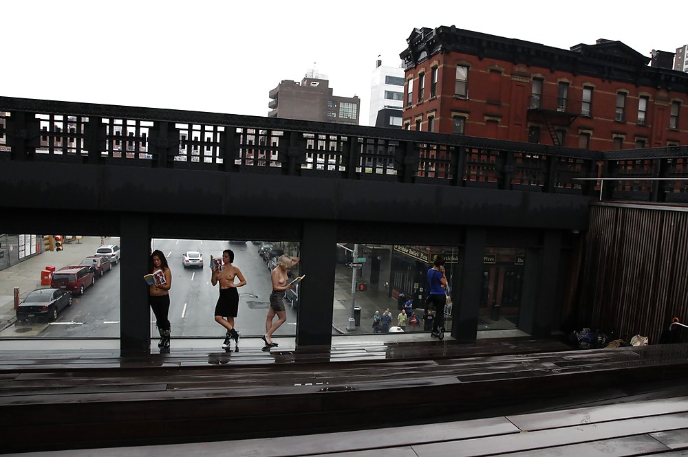 Chicas con poca ropa, sobre todo leyendo, sobre todo al aire libre
 #37332598