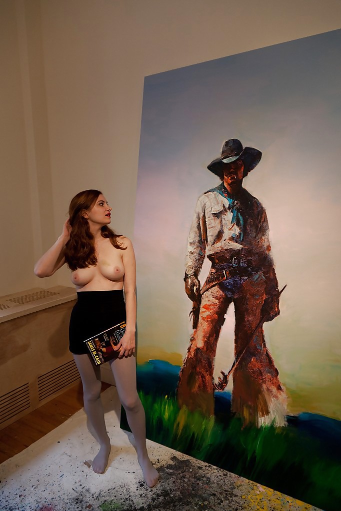 Chicas con poca ropa, sobre todo leyendo, sobre todo al aire libre
 #37332605