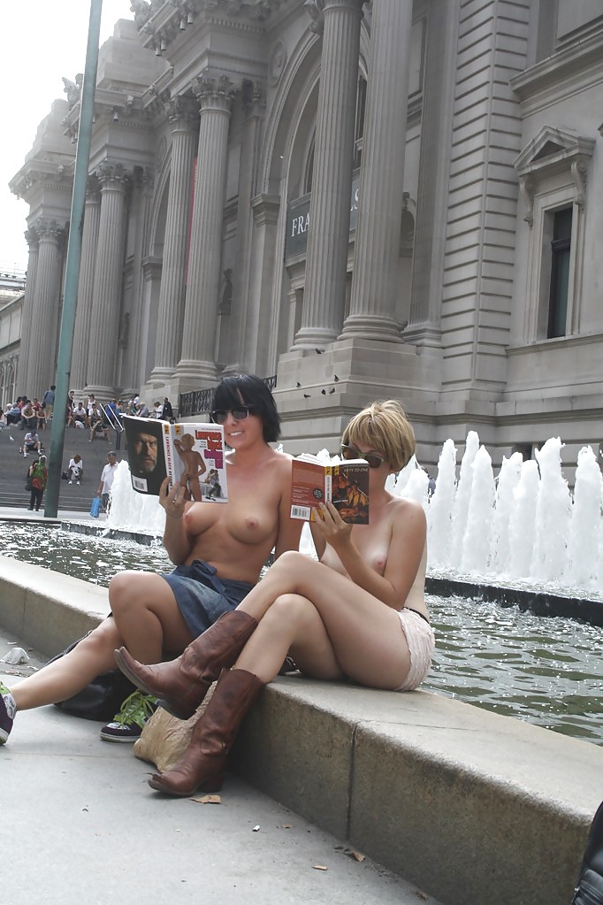 Chicas con poca ropa, sobre todo leyendo, sobre todo al aire libre
 #37332624