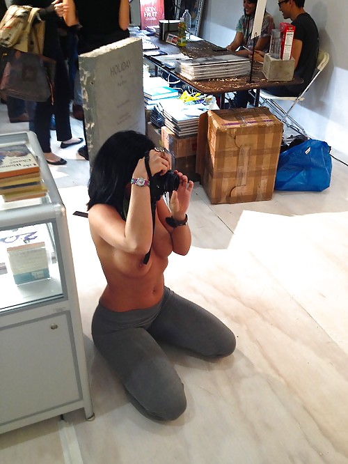 Chicas con poca ropa, sobre todo leyendo, sobre todo al aire libre
 #37332630