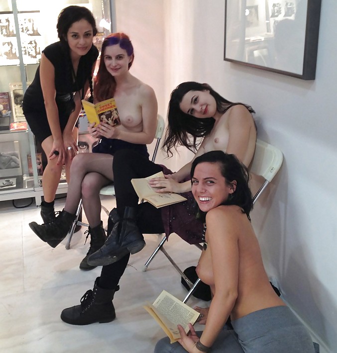 Chicas con poca ropa, sobre todo leyendo, sobre todo al aire libre
 #37332632