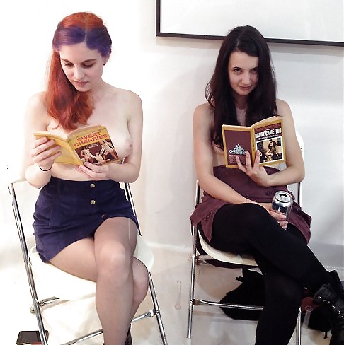 Chicas con poca ropa, sobre todo leyendo, sobre todo al aire libre
 #37332635