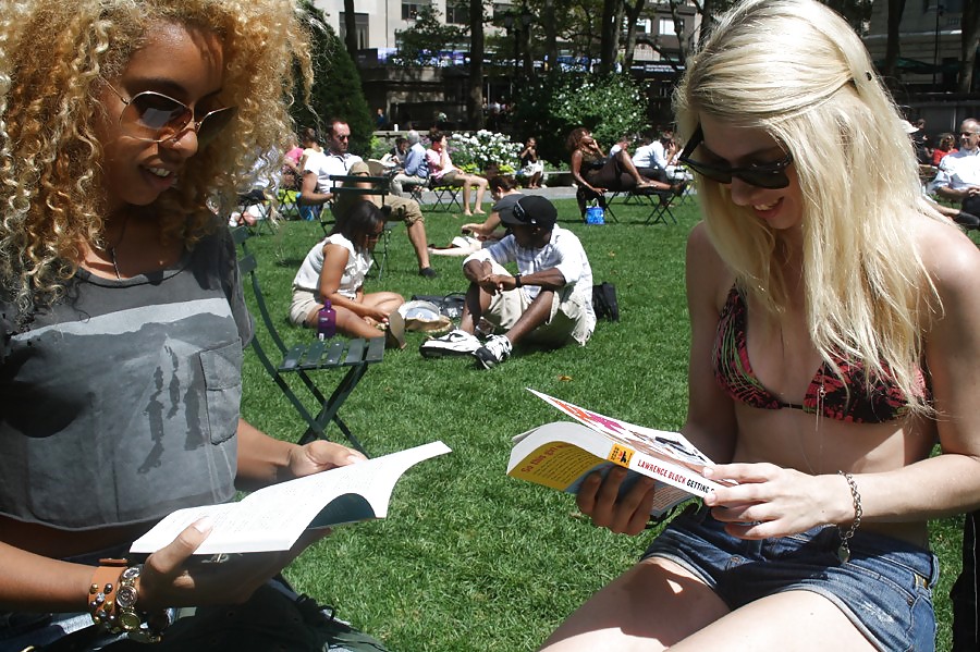 Chicas con poca ropa, sobre todo leyendo, sobre todo al aire libre
 #37332641