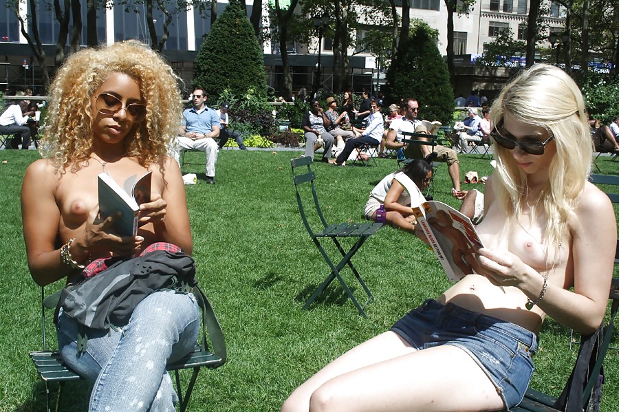 Chicas con poca ropa, sobre todo leyendo, sobre todo al aire libre
 #37332644