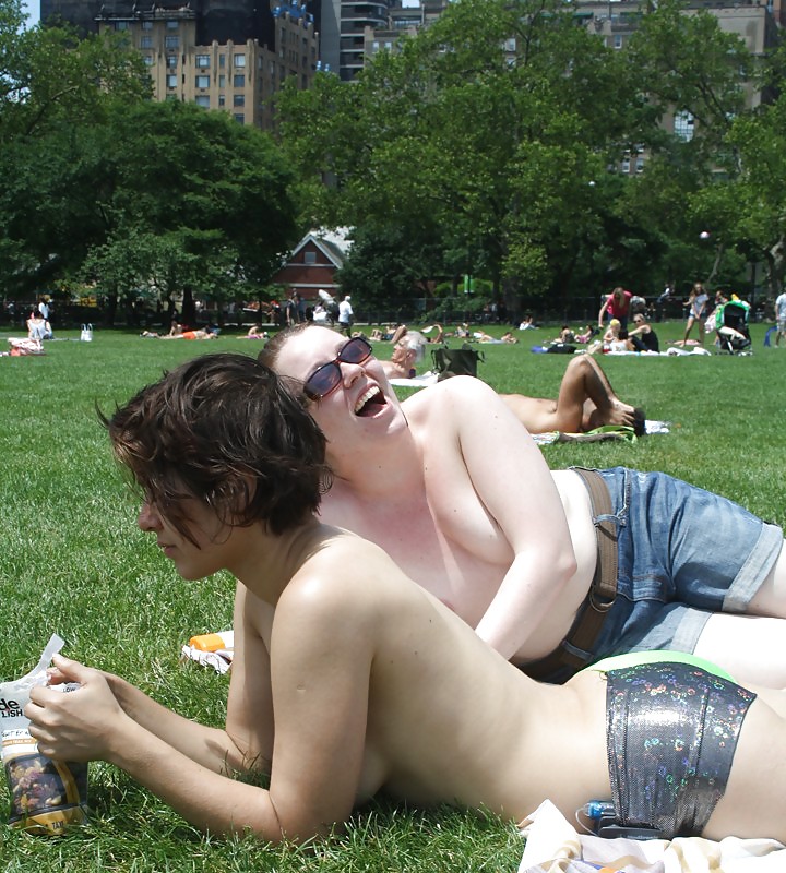 Chicas con poca ropa, sobre todo leyendo, sobre todo al aire libre
 #37332669