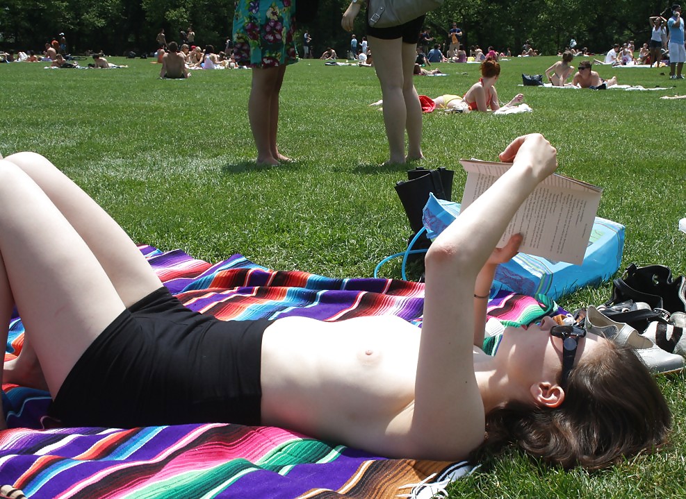 Chicas con poca ropa, sobre todo leyendo, sobre todo al aire libre
 #37332683