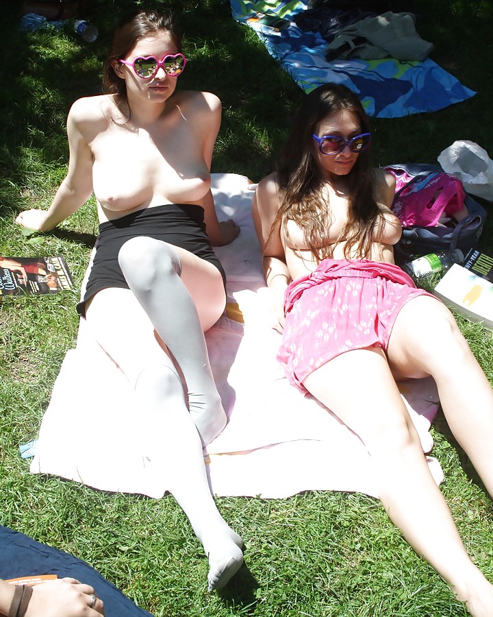 Chicas con poca ropa, sobre todo leyendo, sobre todo al aire libre
 #37332716