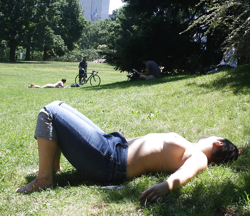 Chicas con poca ropa, sobre todo leyendo, sobre todo al aire libre
 #37332722