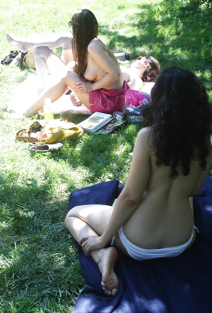 Chicas con poca ropa, sobre todo leyendo, sobre todo al aire libre
 #37332728