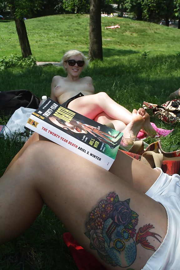 Chicas con poca ropa, sobre todo leyendo, sobre todo al aire libre
 #37332748