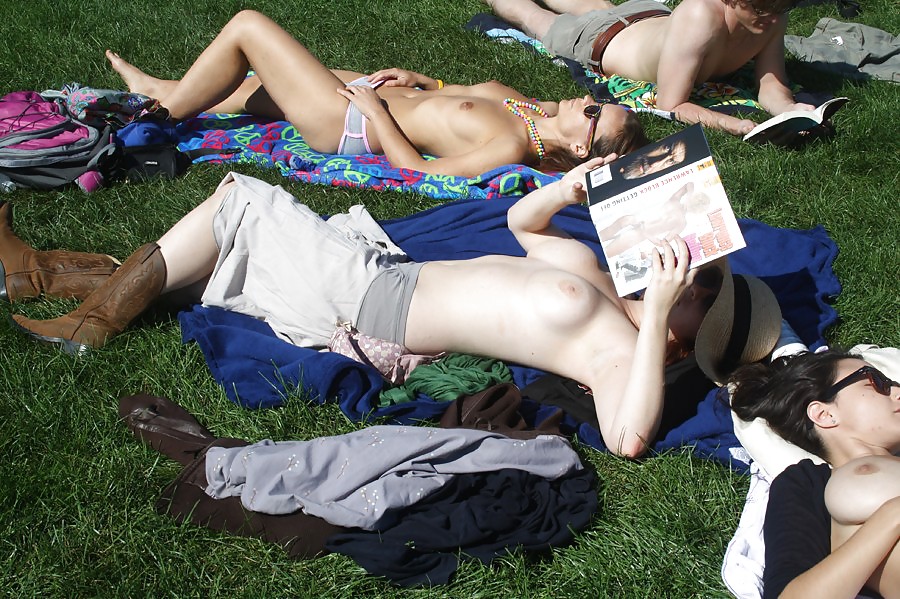 Chicas con poca ropa, sobre todo leyendo, sobre todo al aire libre
 #37332782