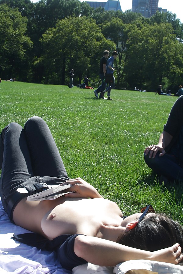 Chicas con poca ropa, sobre todo leyendo, sobre todo al aire libre
 #37332793