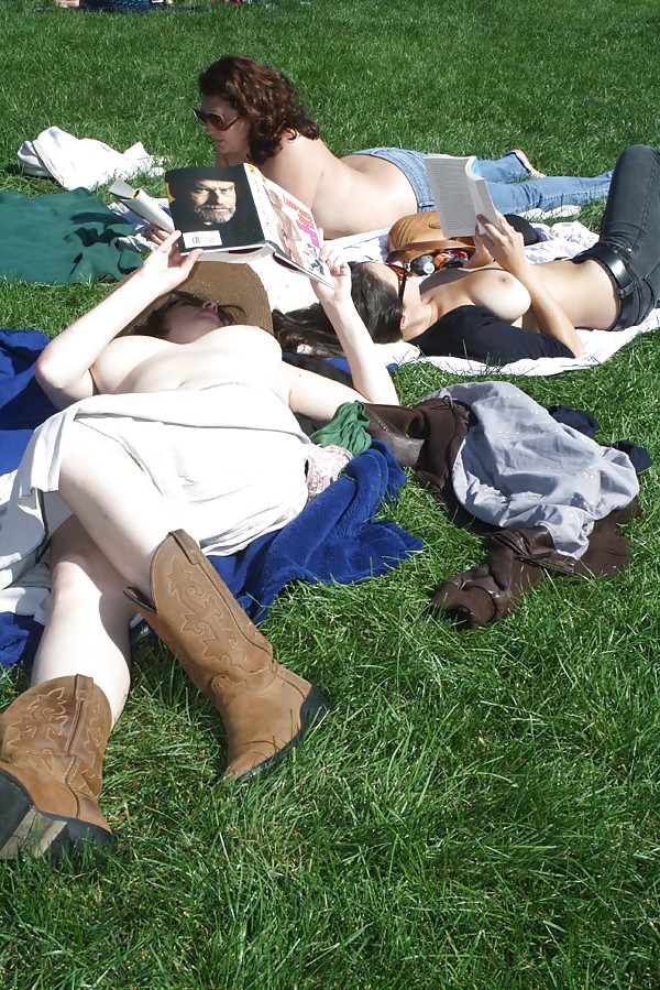 Chicas con poca ropa, sobre todo leyendo, sobre todo al aire libre
 #37332797