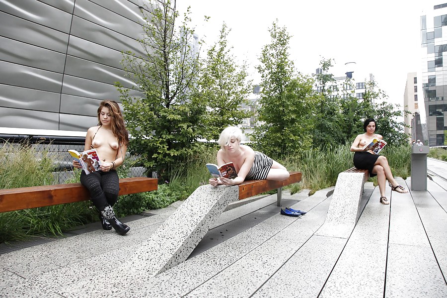 Chicas con poca ropa, sobre todo leyendo, sobre todo al aire libre
 #37332804