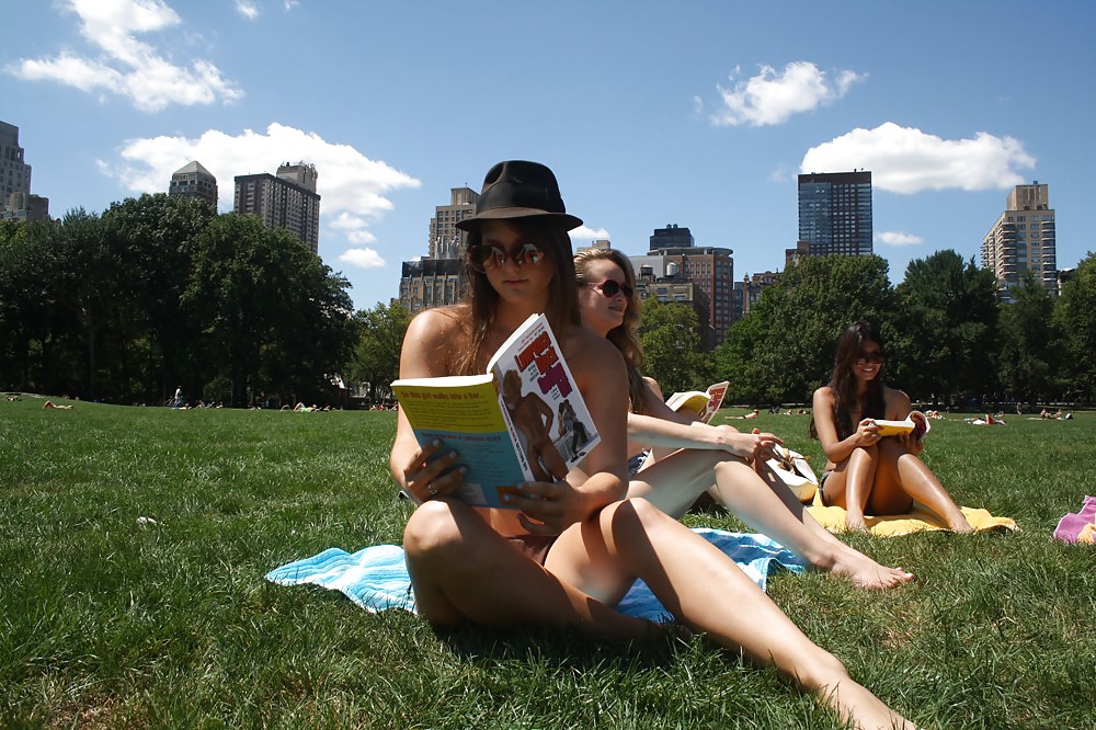 Chicas con poca ropa, sobre todo leyendo, sobre todo al aire libre
 #37332815