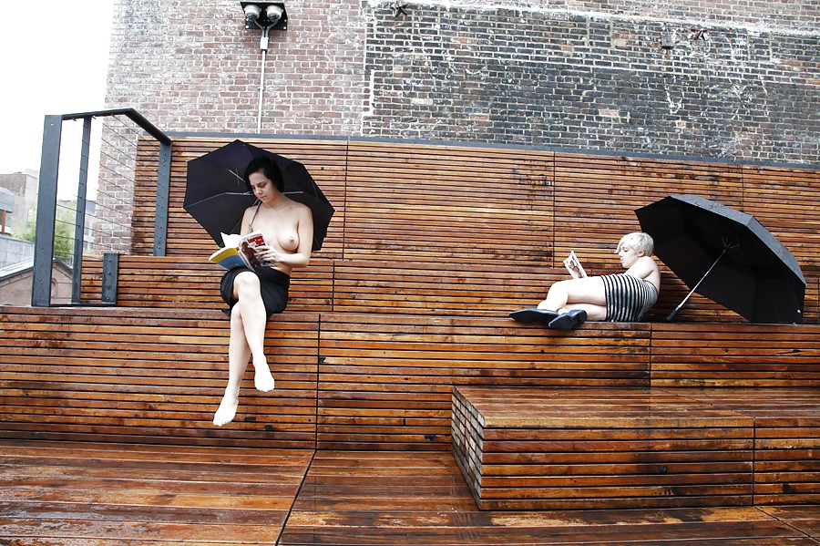 Chicas con poca ropa, sobre todo leyendo, sobre todo al aire libre
 #37332823