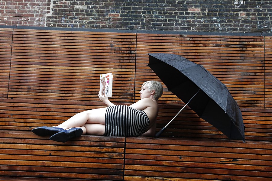 Chicas con poca ropa, sobre todo leyendo, sobre todo al aire libre
 #37332827