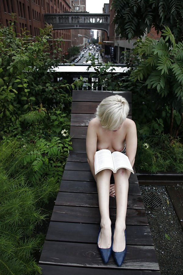 Chicas con poca ropa, sobre todo leyendo, sobre todo al aire libre
 #37332836