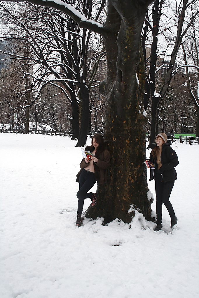 Chicas con poca ropa, sobre todo leyendo, sobre todo al aire libre
 #37332859