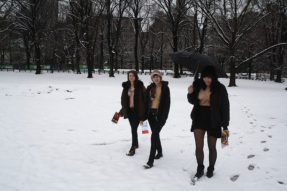 Chicas con poca ropa, sobre todo leyendo, sobre todo al aire libre
 #37332868