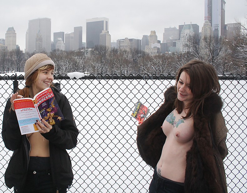 Chicas con poca ropa, sobre todo leyendo, sobre todo al aire libre
 #37332871