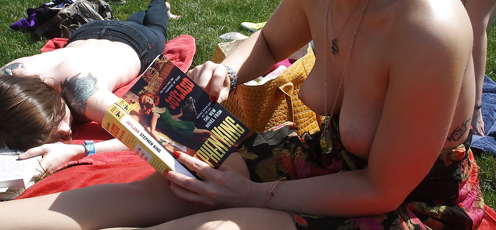 Chicas con poca ropa, sobre todo leyendo, sobre todo al aire libre
 #37332892