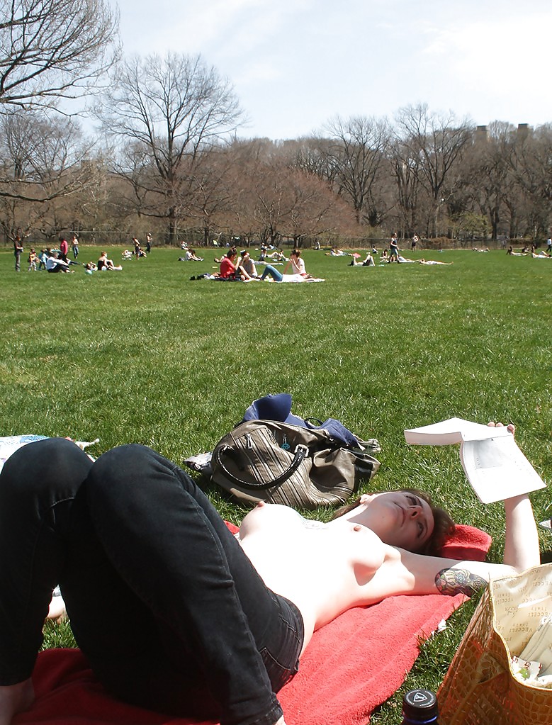 Chicas con poca ropa, sobre todo leyendo, sobre todo al aire libre
 #37332896