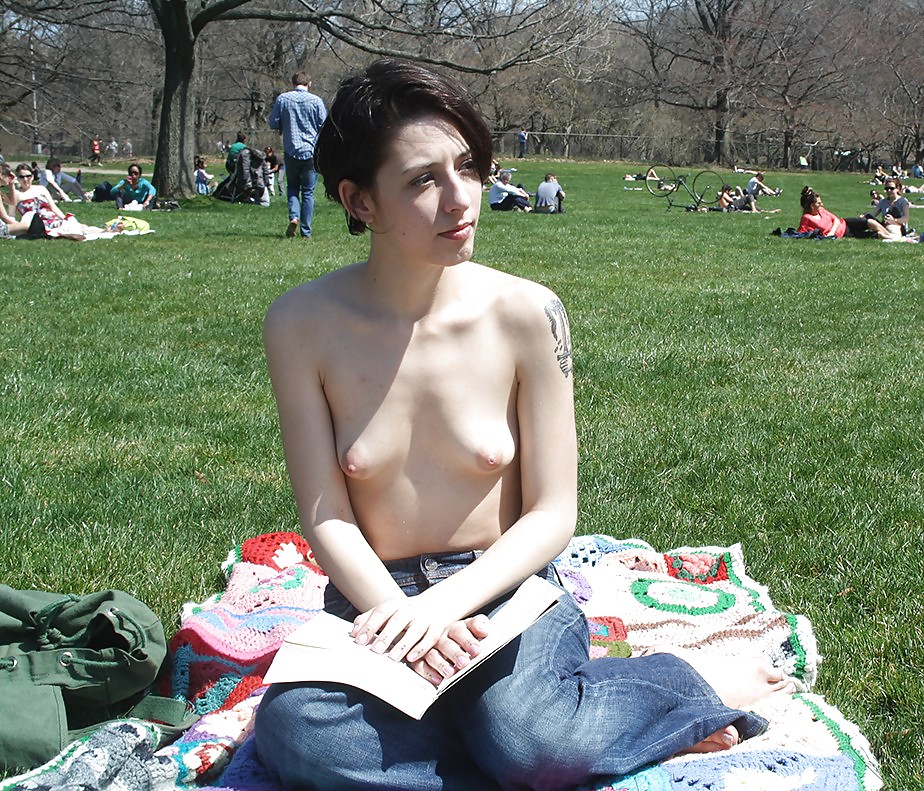 Chicas con poca ropa, sobre todo leyendo, sobre todo al aire libre
 #37332900