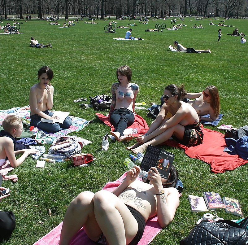 Chicas con poca ropa, sobre todo leyendo, sobre todo al aire libre
 #37332903