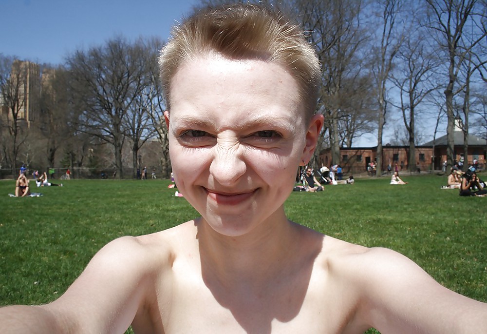 Chicas con poca ropa, sobre todo leyendo, sobre todo al aire libre
 #37332906