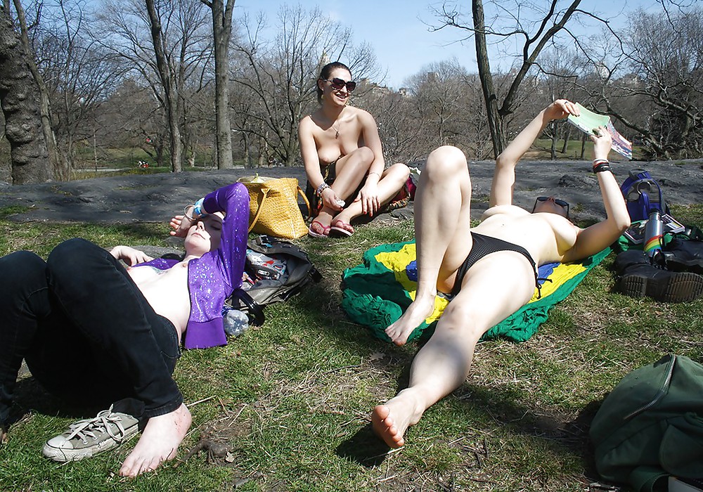 Chicas con poca ropa, sobre todo leyendo, sobre todo al aire libre
 #37332912