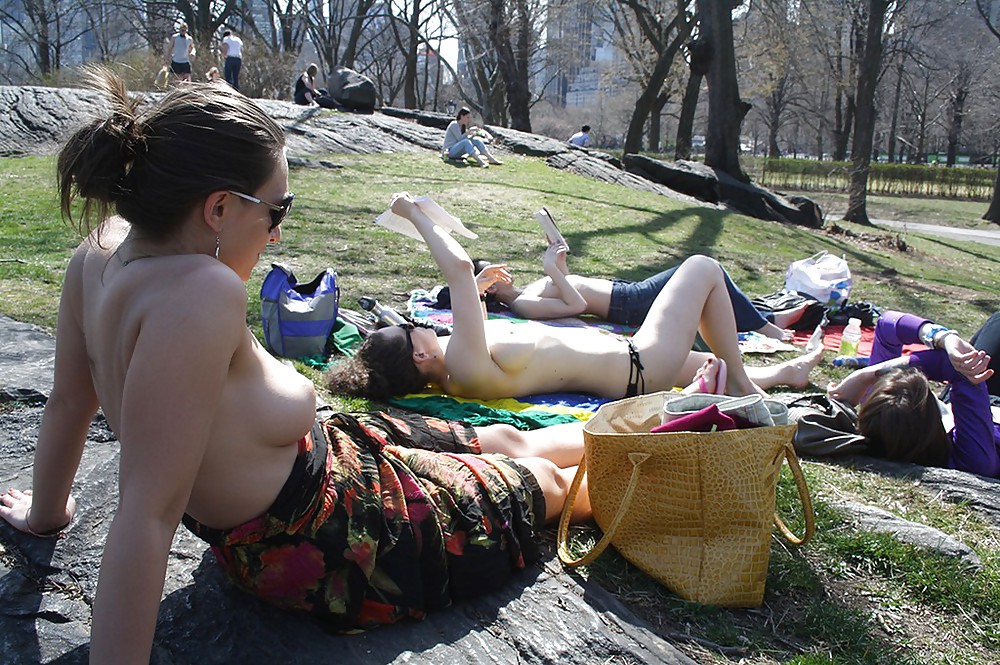 Chicas con poca ropa, sobre todo leyendo, sobre todo al aire libre
 #37332918
