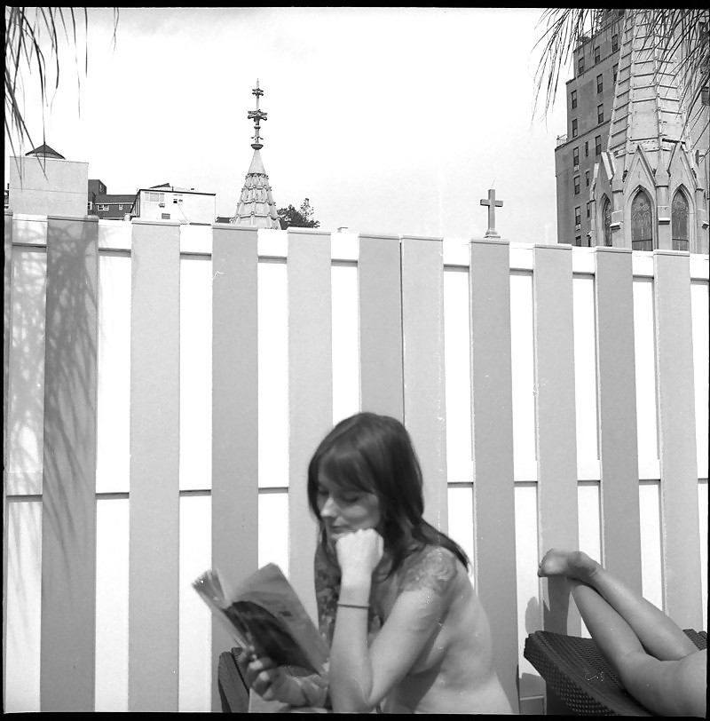 Chicas con poca ropa, sobre todo leyendo, sobre todo al aire libre
 #37332947