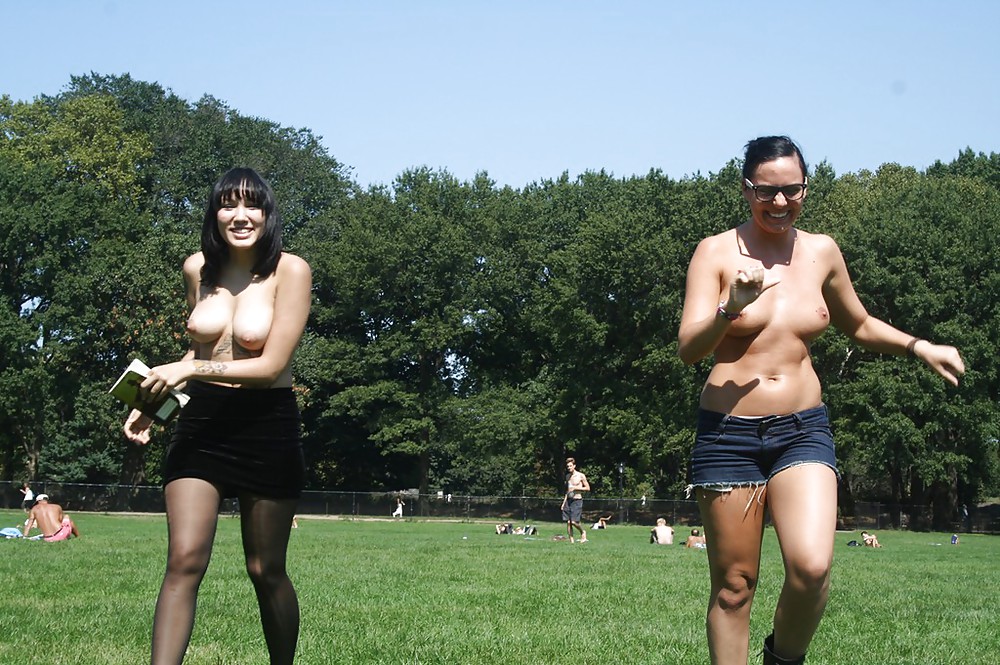 Chicas con poca ropa, sobre todo leyendo, sobre todo al aire libre
 #37332982