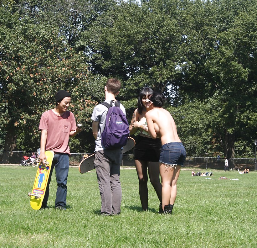 Chicas con poca ropa, sobre todo leyendo, sobre todo al aire libre
 #37332987