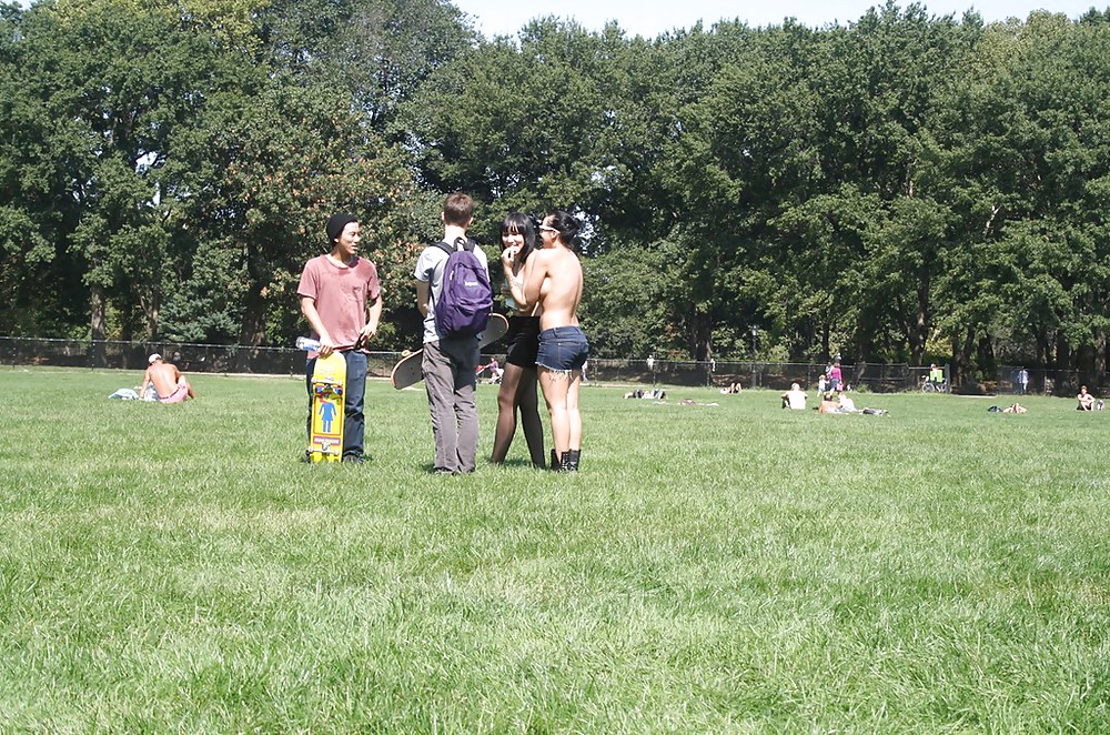 Chicas con poca ropa, sobre todo leyendo, sobre todo al aire libre
 #37332993