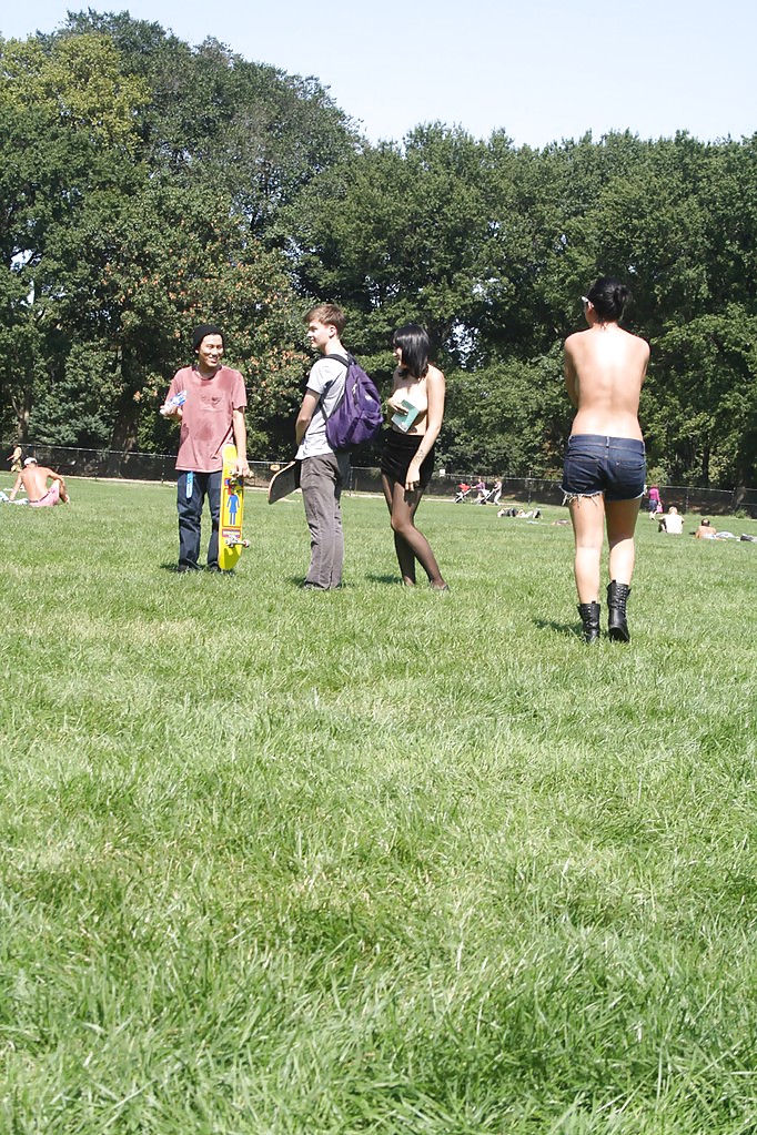 Chicas con poca ropa, sobre todo leyendo, sobre todo al aire libre
 #37332998