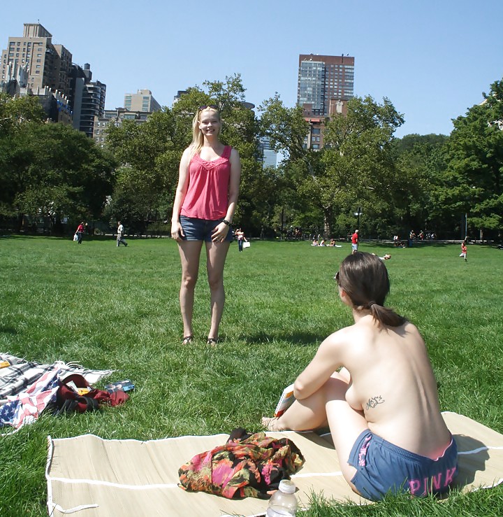 Chicas con poca ropa, sobre todo leyendo, sobre todo al aire libre
 #37333009