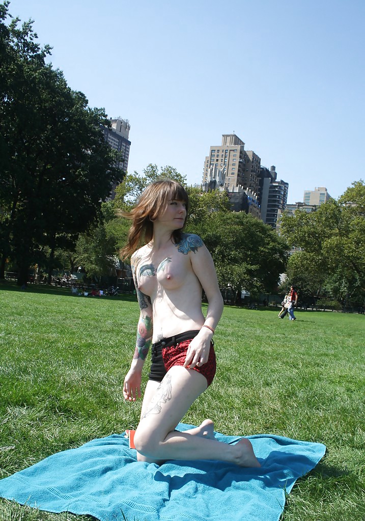 Chicas con poca ropa, sobre todo leyendo, sobre todo al aire libre
 #37333013