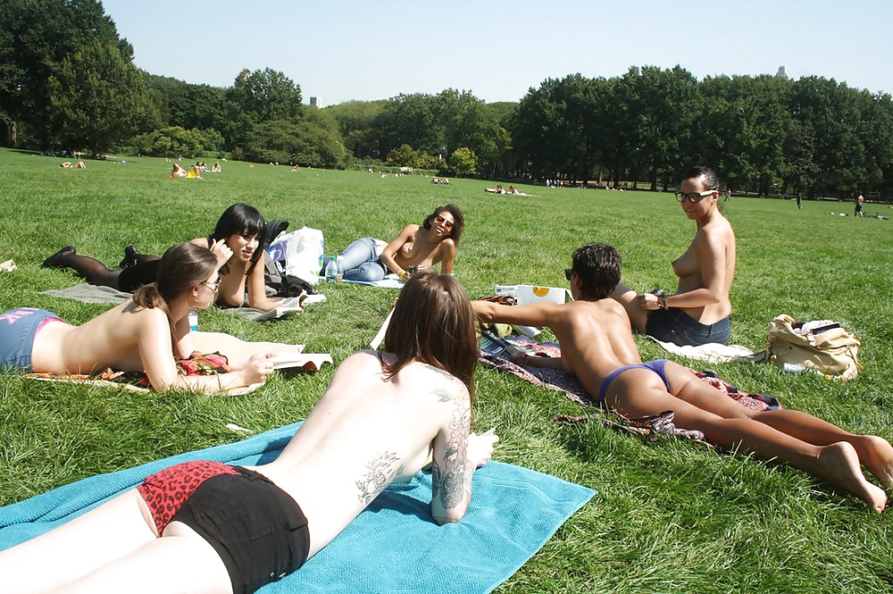 Chicas con poca ropa, sobre todo leyendo, sobre todo al aire libre
 #37333032
