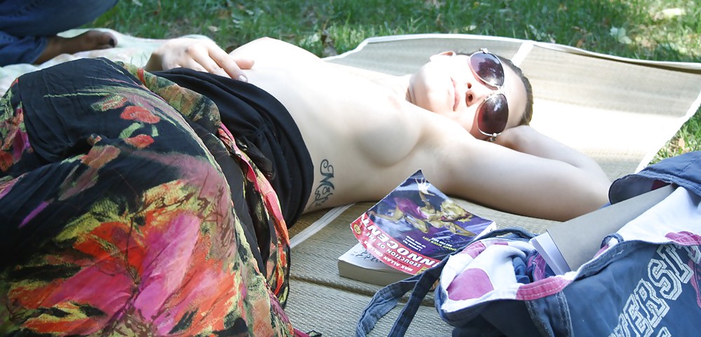 Chicas con poca ropa, sobre todo leyendo, sobre todo al aire libre
 #37333036