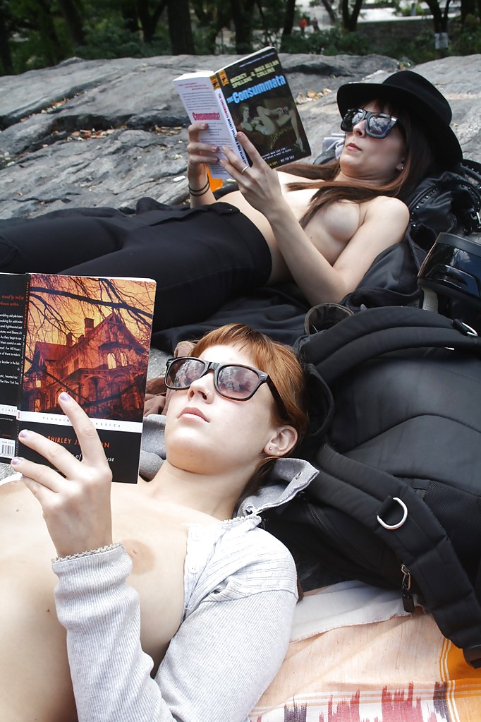 Chicas con poca ropa, sobre todo leyendo, sobre todo al aire libre
 #37333062