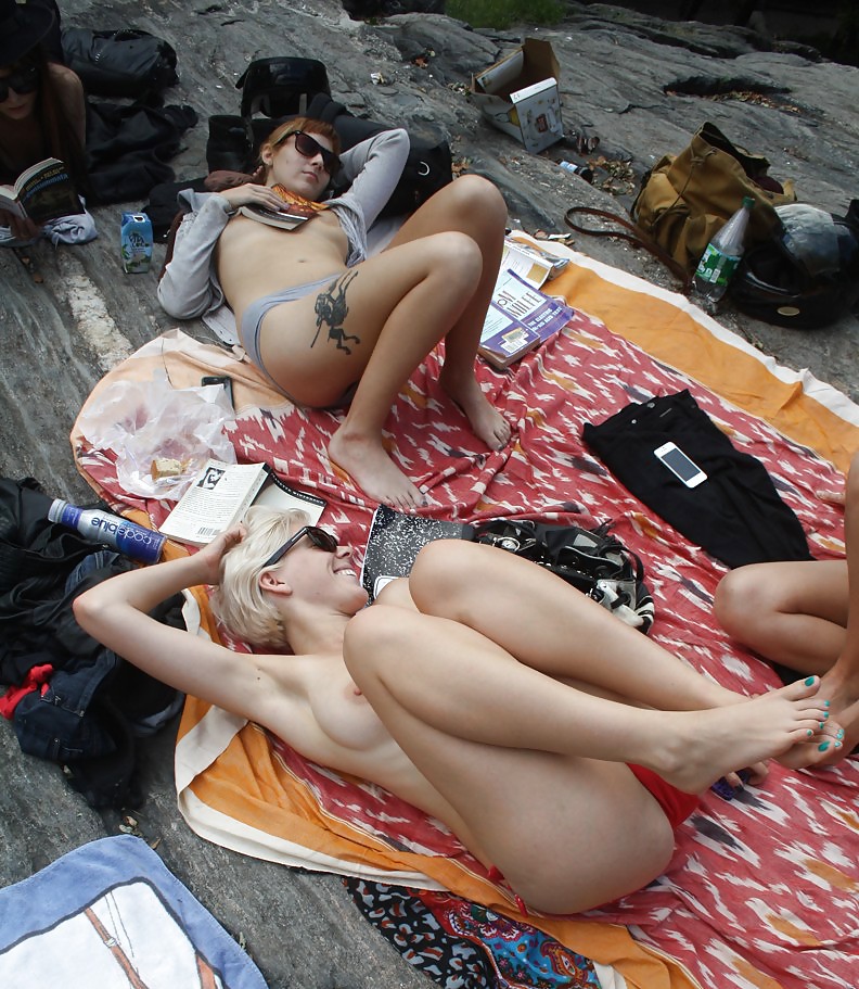 Chicas con poca ropa, sobre todo leyendo, sobre todo al aire libre
 #37333070