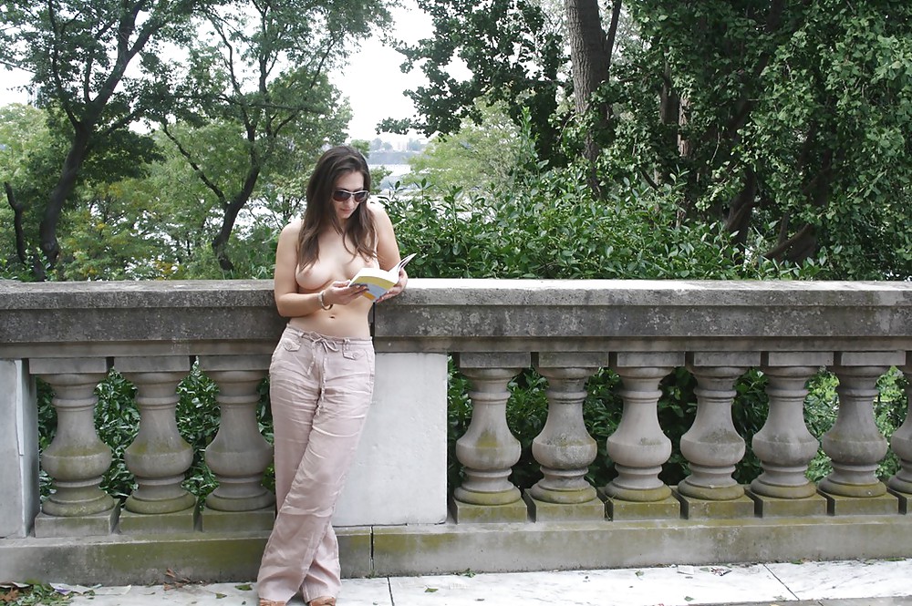 Chicas con poca ropa, sobre todo leyendo, sobre todo al aire libre
 #37333081