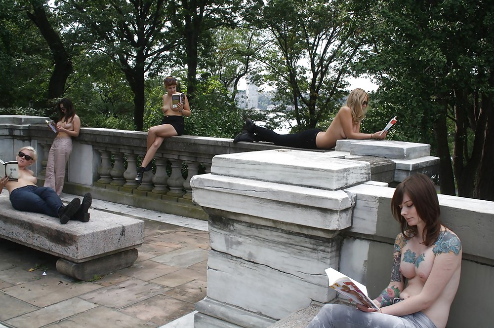 Chicas con poca ropa, sobre todo leyendo, sobre todo al aire libre
 #37333091