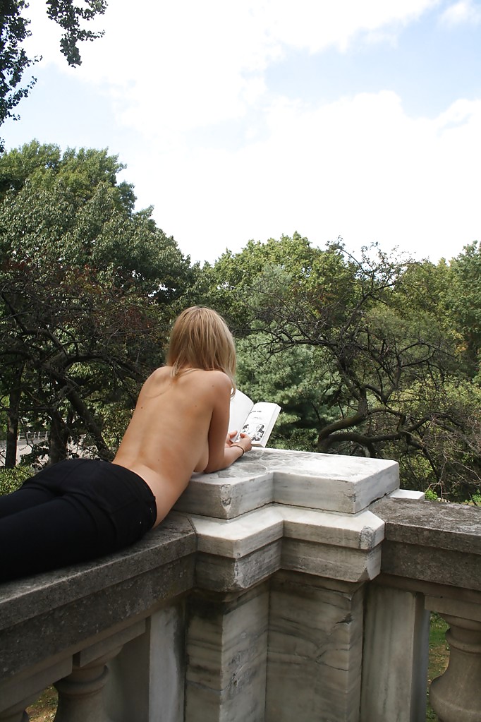 Chicas con poca ropa, sobre todo leyendo, sobre todo al aire libre
 #37333094