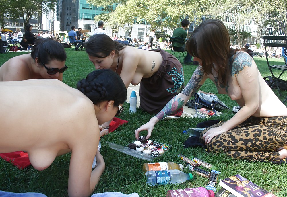 Chicas con poca ropa, sobre todo leyendo, sobre todo al aire libre
 #37333117
