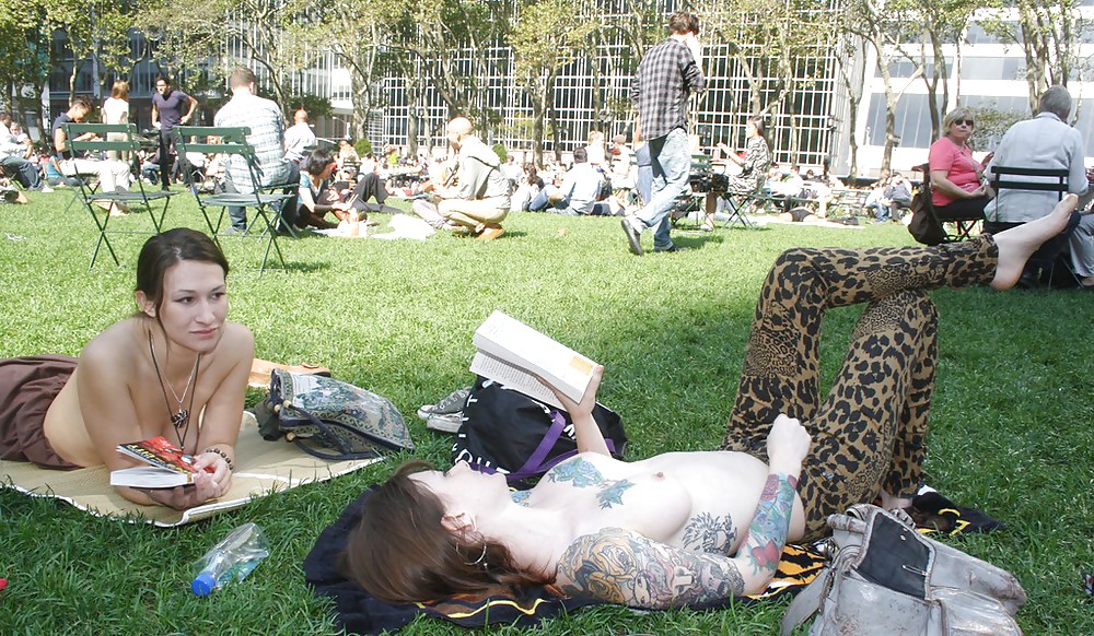 Chicas con poca ropa, sobre todo leyendo, sobre todo al aire libre
 #37333128